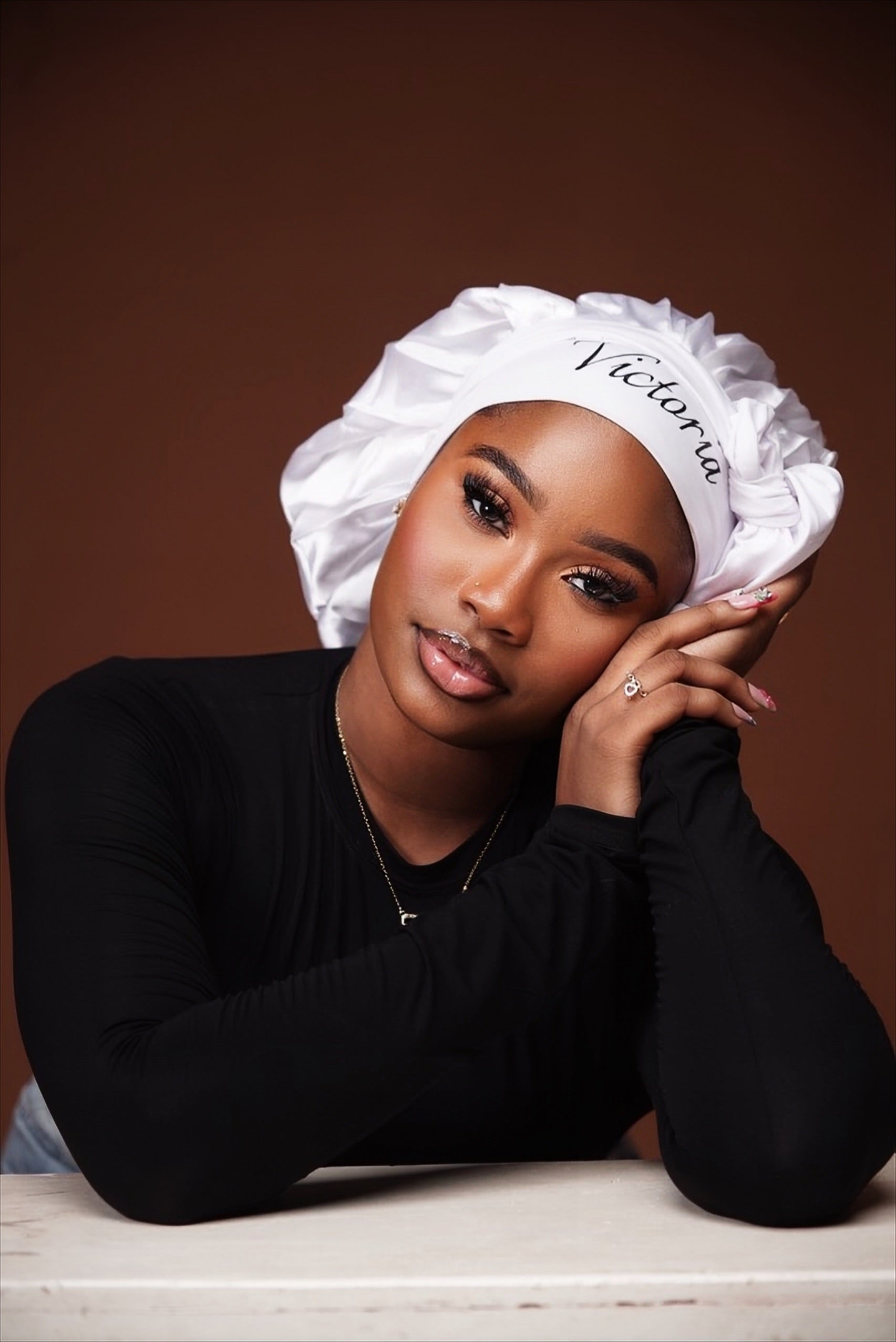 Bonnet en satin personnalisable
